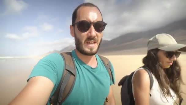 Πολλαπλή Φυλετική Μικτή Φυλή Νεαρό Ζευγάρι Περιπετειώδεις Ταξιδιώτες Vlogging Απομακρυσμένο — Αρχείο Βίντεο