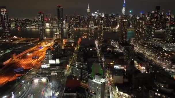 纽约长岛城的中城隧道入口在夜间经过一段空中时间 无人驾驶相机从东河的皇后区朝曼哈顿方向飞去 — 图库视频影像