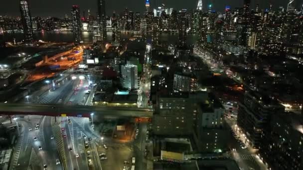 ニューヨークのロングアイランドシティ上空からの空の景色 クイーンズからマンハッタンの東側を明らかにするためにゆっくりと傾斜 — ストック動画