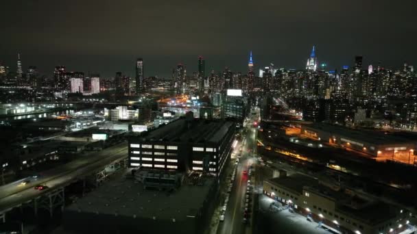 夜にニューヨークのロングアイランドシティの上空からの眺め 美しいニューヨークのスカイラインの東側を撮影し 右ゆっくりとパンとドローンカメラ — ストック動画