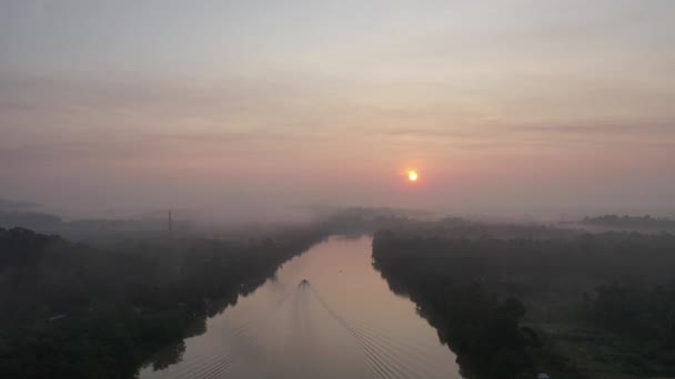 いくつかの霧と熱帯の川のジャングルの夕日のドローンビュー — ストック動画