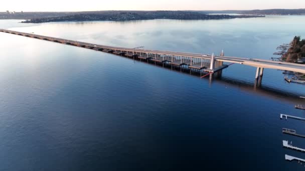 Filmreife Drohnenaufnahmen Von Der Schwimmenden Brücke Evergreen Washingtonsee Mit Medina — Stockvideo