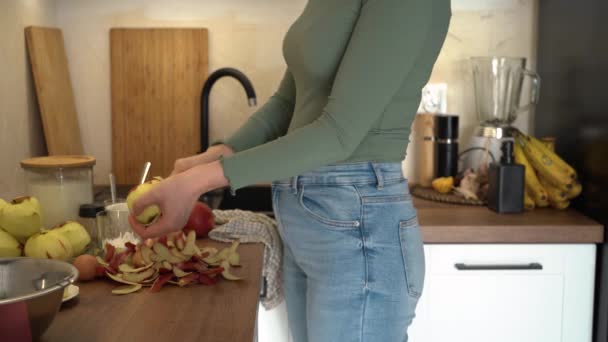 Donna Sta Sbucciando Una Mela Sul Piano Lavoro — Video Stock