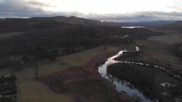 Drönarbilder Svävar Över Det Gröna Skotska Planet Och Floden Teith — Stockvideo