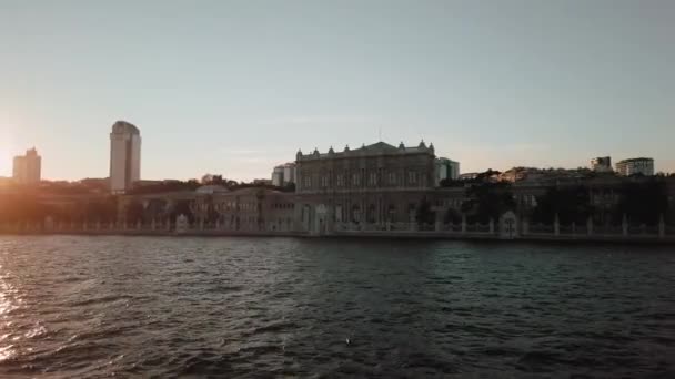 Blick Von Einem Boot Auf Den Dolmabahce Palast Beikta Viertel — Stockvideo