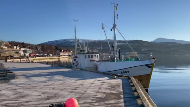 Vista Izquierda Derecha Barco Pesquero Noruego Fauske Skjerstad Fjord Nordland — Vídeo de stock