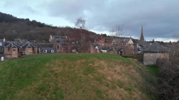 ドローン映像 小さな丘の後ろから飛んで スコットランド ハイランドのCallanderの町に登る — ストック動画