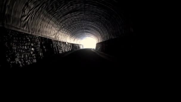 Pov Wandelen Donkere Tunnel Naar Licht Aan Het Einde Van — Stockvideo