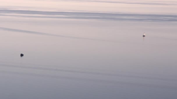 日没時に湖の上で2隻の孤独なボートの要約ショット — ストック動画