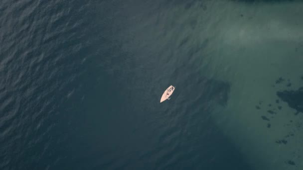 Vista Solitario Barca Dall Alto Lago Blu — Video Stock