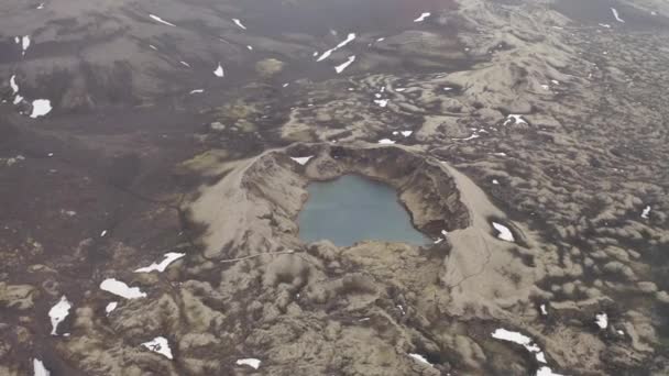 Vista Aérea Del Lago Del Cráter Tjarnagigur Durante Las Nevadas — Vídeos de Stock