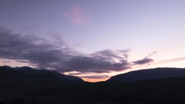 黄昏时分 云彩缓慢地在轮廓分明的山区上空形成 空中飞驰而过 — 图库视频影像