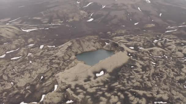 Lanzamiento Drones Aéreos Descendentes Del Lago Del Cráter Tjarnagigur Región — Vídeos de Stock