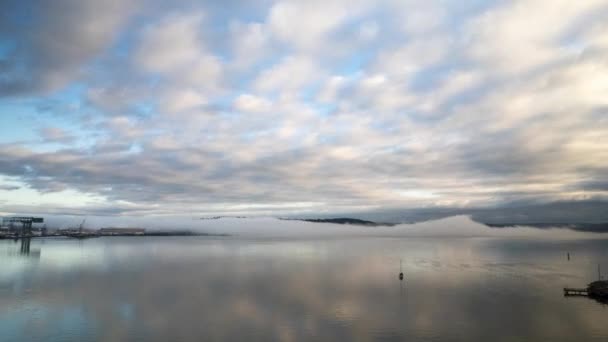 Ομίχλη Κυλάει Ακίνητο Νερό Καθώς Σύννεφα Του Θαλάσσιου Στρώματος Ρέουν — Αρχείο Βίντεο