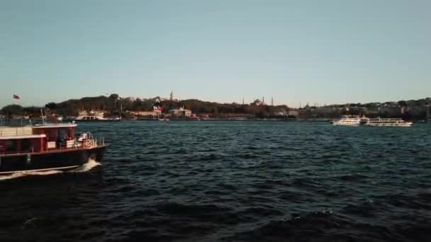 Статический Вид Паромов Пересекающих Реку Босфор Турция Вечером Видом Город — стоковое видео
