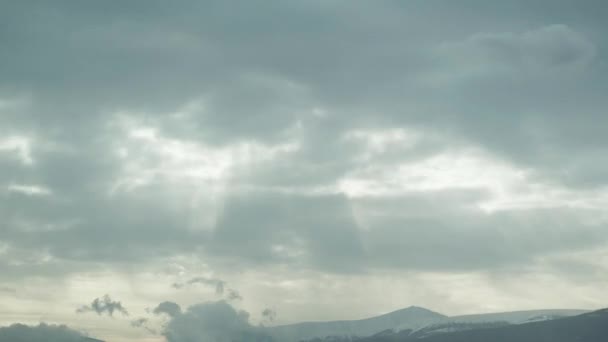 Ηλιαχτίδες Μέσα Από Σύννεφα Βροχής Πάνω Από Βουνό Sniezka Στην — Αρχείο Βίντεο