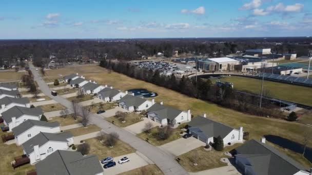 Aerial Pan Suburban Grid Norton Shores Michigan — стоковое видео