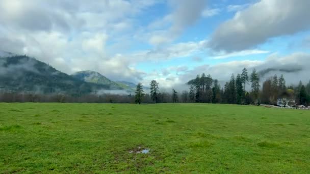 Peaceful Field Rural Southern Oregon Time Lapse Clouds Drifting Overhead — Stock video