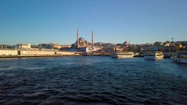 Uitzicht Vanaf Een Boot Van Eminonu Harbor Bosporus Istanbul Turkije — Stockvideo