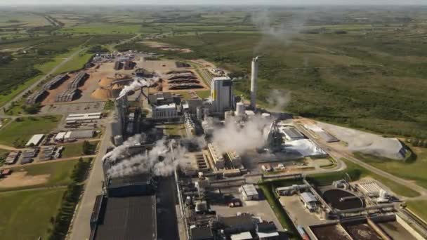 製紙工場や周囲の風景 ウルグアイのFray Bentosで煙突を喫煙 空中パノラマビュー — ストック動画