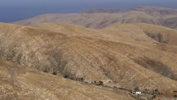 西班牙弗尔特文图拉金丝雀岛 一个偏远的小白宫矗立在干旱干旱的沙漠山脉山谷上 — 图库视频影像