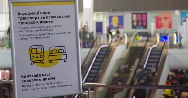 2022 Rysk Invasion Ukraina Centralstationen Warszawa Flyktingkrisen Affisch Guider Till — Stockvideo