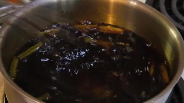 搅拌一壶土司酱汁 — 图库视频影像