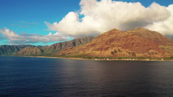 美国瓦胡岛西侧海岸线与山脉全景 前景全景拍摄 — 图库视频影像
