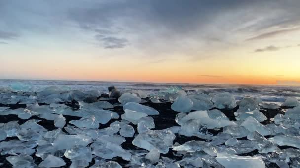 Fixed Panoramic Ground Level Shot Sunset Glacial Ice Foreground Diamond — Stockvideo