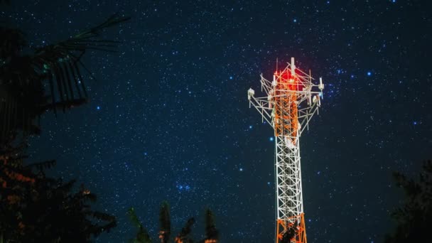 Noche Estrella Lapso Tiempo Con Una Torre Radio Iluminada Árboles — Vídeo de stock