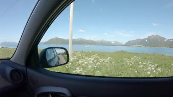 車の窓からのPov 車の窓からの海の山と草の景色の美しいショット — ストック動画