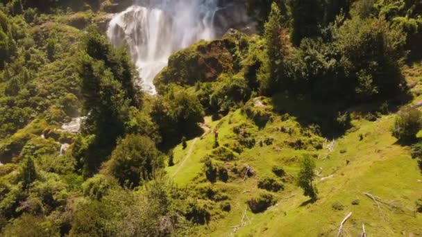 Trekking Zielonych Górach Niesamowitym Wodospadem — Wideo stockowe