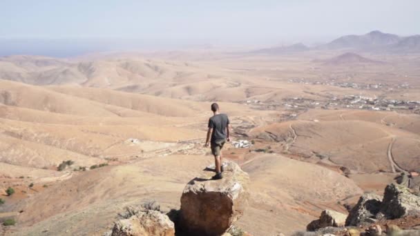 Pocit Bezvětří Stojící Okraji Útesu Fuerteventura Španělsko — Stock video