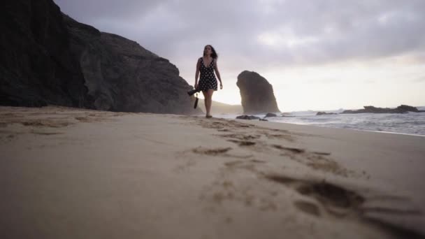 Slow Motion Young Woman Freelance Creative Photographer Walking Barefoot Sandy — Video Stock