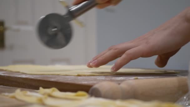 Pizza Cutter Rolling Cutting Dough Angel Wings Sucreries Polonaises Traditionnelles — Video