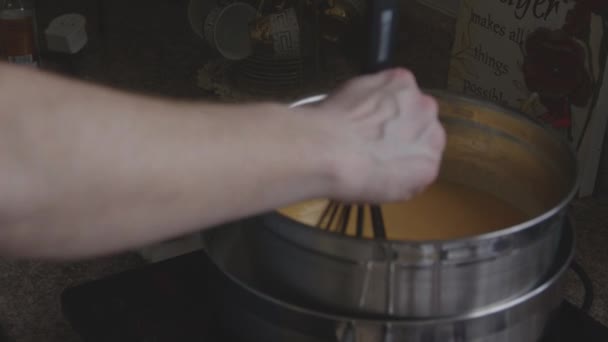 Zblízka Pomalý Záběr Člověka Míchat Těsto Whisk — Stock video