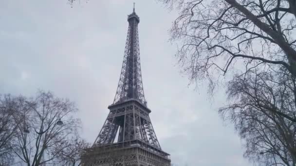 Tráfico Frente Torre Eiffel París Francia — Vídeo de stock