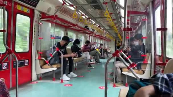 열차를 여행하는 승객들의 활동은 음악을 듣거나 누워서 마스크를 것이다 — 비디오