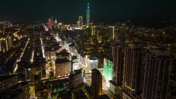 道路やスカイラインを背景に交通量の多い夜の照明都市の空中高架空ショット 真夜中に照明高層ビルや塔 — ストック動画
