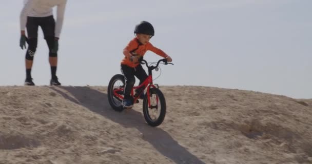 Slow Motion Shot Father Learning Kid How Ride Bike Downhill — Stockvideo
