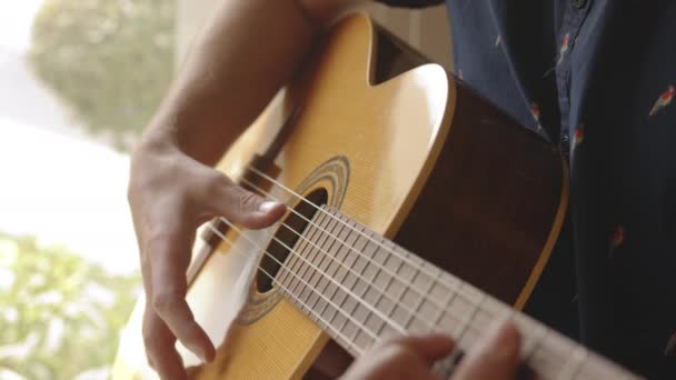 Zamknij Się Slow Motion Shot Osoby Grającej Gitarze Przez Zbieranie — Wideo stockowe