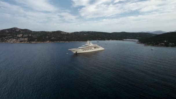 Aerial Wide Shot Revealing Dilbar Third Biggest Private Luxury Yacht — Vídeos de Stock