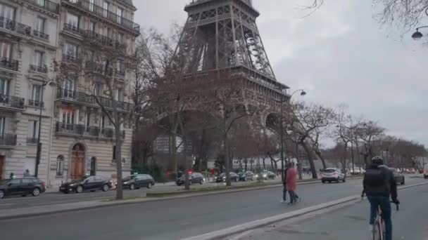 Street Paris France Eiffel Tower Background — Vídeo de Stock