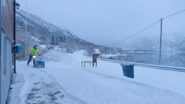 Kışın Yolları Kardan Temizliyor Karlı Bir Gün Elle Dizel Traktör — Stok video