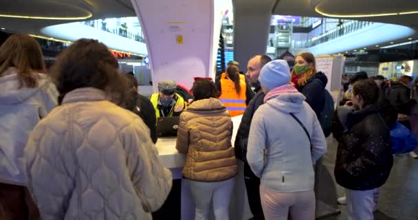 2022 Russische Invasie Oekraïne Centraal Station Warschau Tijdens Vluchtelingencrisis Wachtenden — Stockvideo