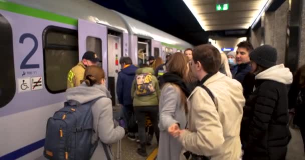 2022 Russische Invasie Oekraïne Centraal Station Warschau Tijdens Vluchtelingencrisis Mensen — Stockvideo