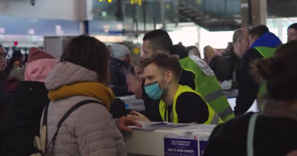 2022 Rysk Invasion Ukraina Centralstationen Warszawa Flyktingkrisen Frivilliga Hjälper Flyktingar — Stockvideo