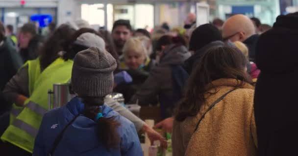 2022年俄罗斯入侵乌克兰 难民危机期间华沙中央火车站 难民的自愿饮水和食物点 — 图库视频影像