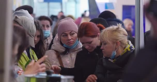 2022 Rysk Invasion Ukraina Centralstationen Warszawa Flyktingkrisen Människor Står För — Stockvideo