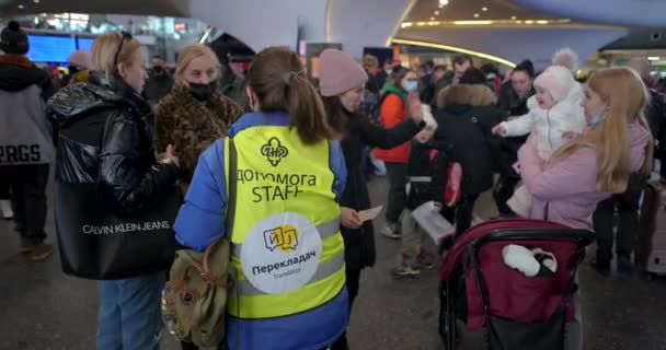 2022 Invasión Rusa Ucrania Estación Central Ferrocarriles Varsovia Durante Crisis — Vídeos de Stock